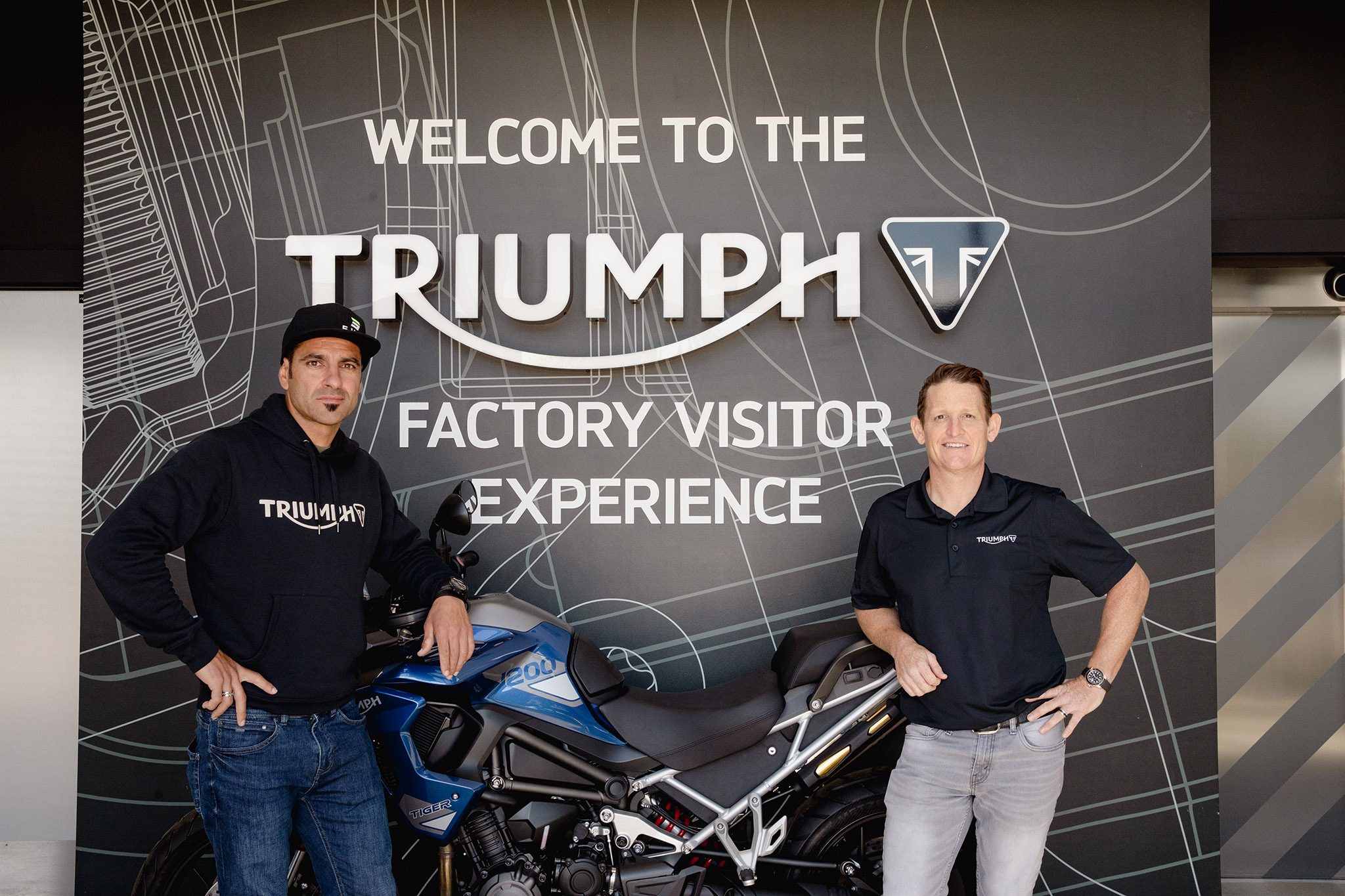 ริคกี้ คาร์ไมเคิล และ อิวาน เซร์บันเตส เข้าร่วมการทดสอบและการพัฒนารถจักรยานยนต์ออฟโรด ที่สำนักงานใหญ่ไทรอัมพ์